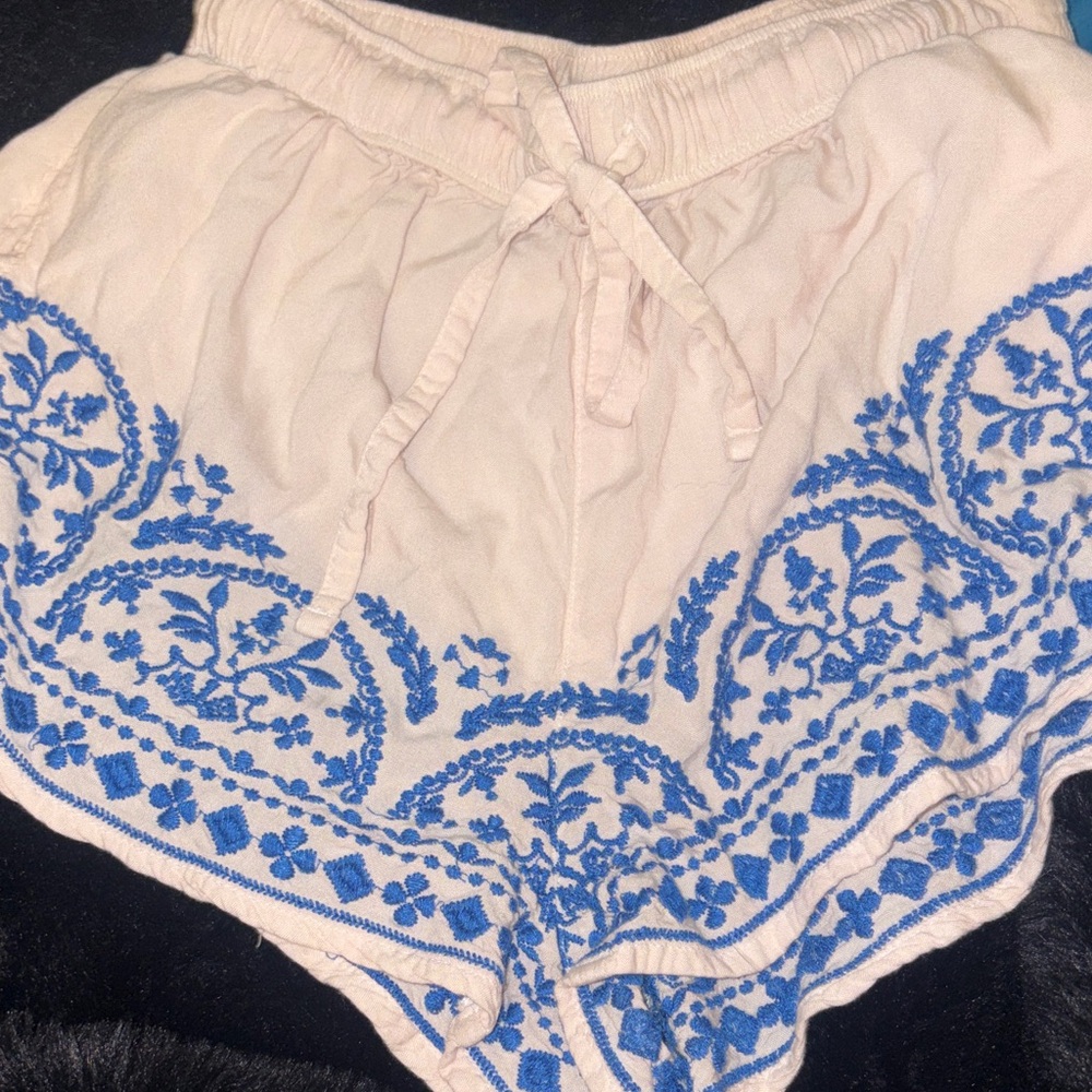 Abercrombie & Fitch Cream Women's Shorts with Blue Embroidery